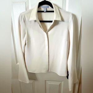 Dylan Gray long sleeve button up blouse. Semi- cropped
Color: beige/bone
Size: S